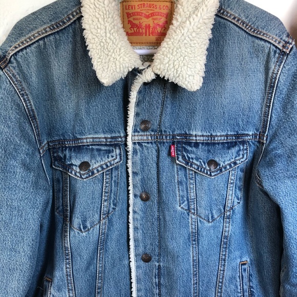 Levi's Jackets & Blazers - Levi's jean jacket with sherpa lining